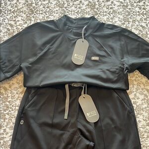 FIGS Black Scrub Set - NWT